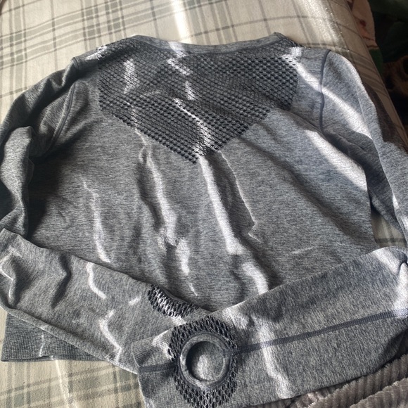 Super cute long sleeve workout top, slightly cropped, perfect condition - Picture 2 of 4